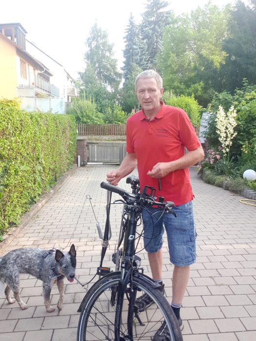 Hund darf Mensch am Fahrrad begleiten. Hundeschule Nürnberg, Mensch Und Hund Zentrum, Hundetrainer